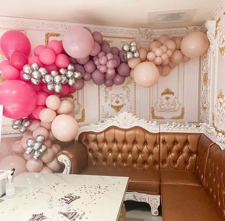 vegas birthday ideas for her vip venetian suite in-room decorations